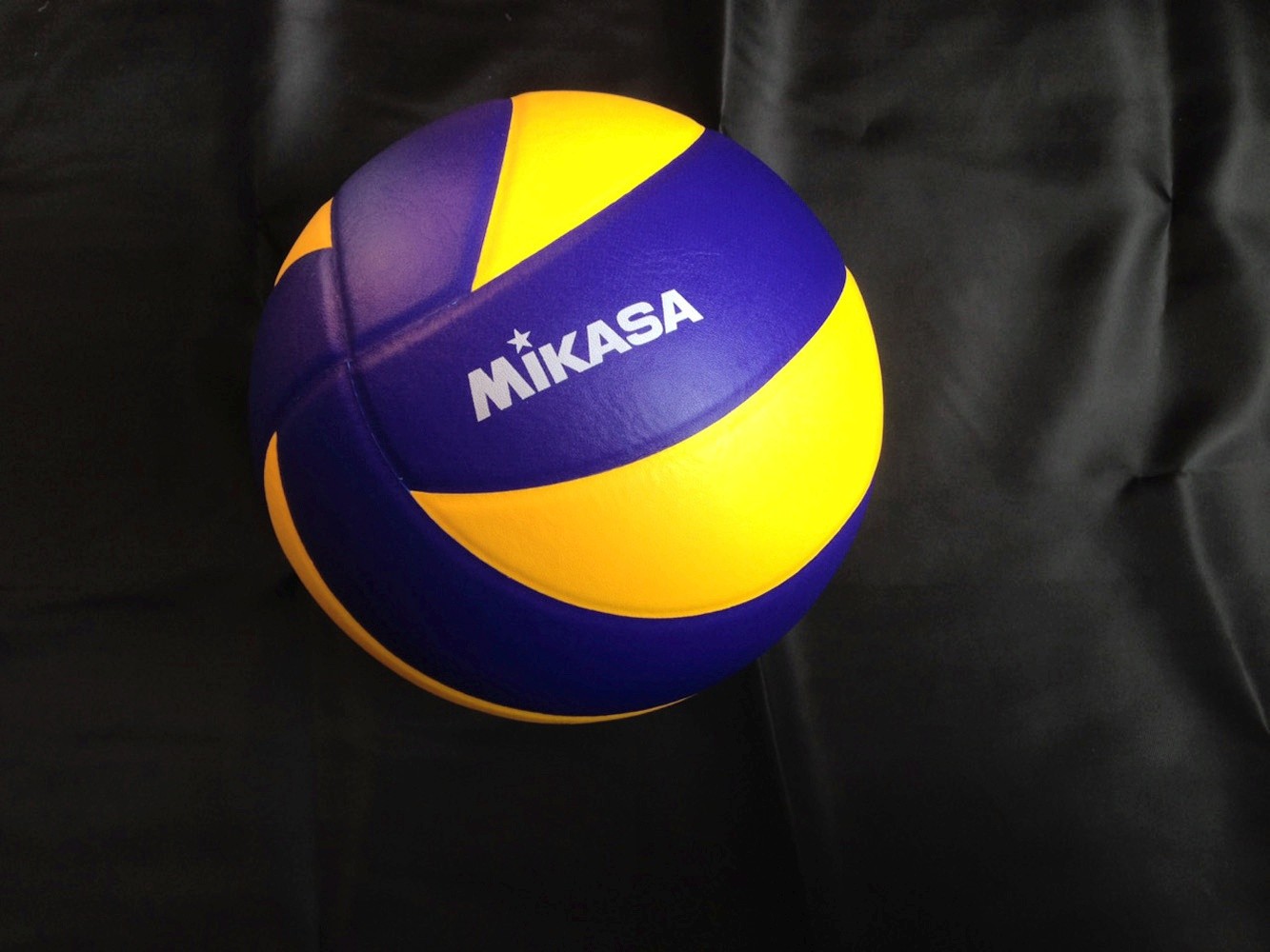 Волейбольний м’яч. Як обрати м’яч для класичного та пляжного волейболу?