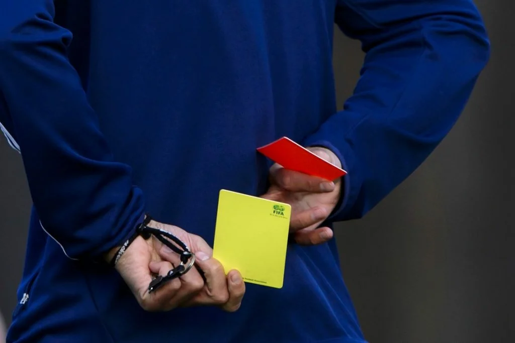 Що означає жовта картка у футболі та що дають червону картку?